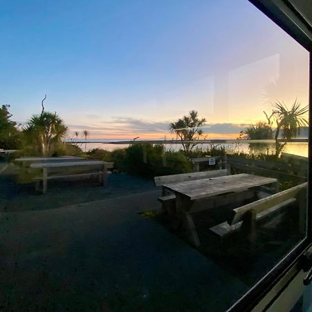 Lake Ferry Hotel Villas Pirinoa ภายนอก รูปภาพ