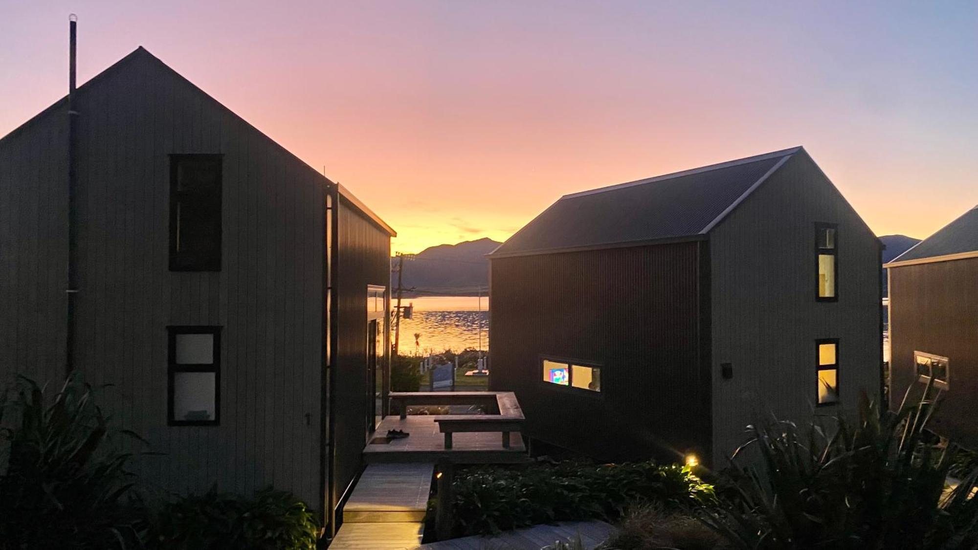 Lake Ferry Hotel Villas Pirinoa ภายนอก รูปภาพ