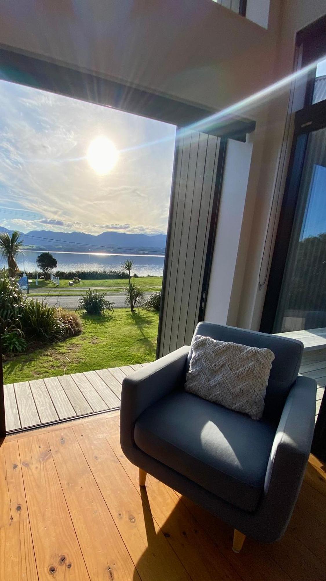 Lake Ferry Hotel Villas Pirinoa ภายนอก รูปภาพ