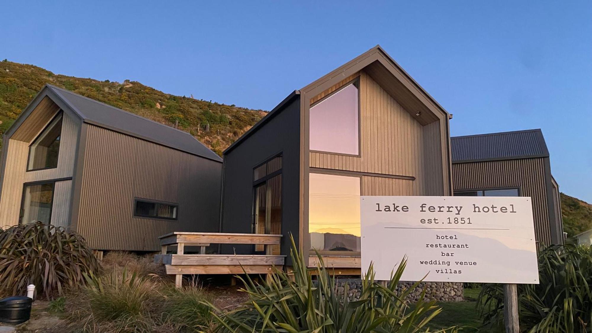 Lake Ferry Hotel Villas Pirinoa ภายนอก รูปภาพ